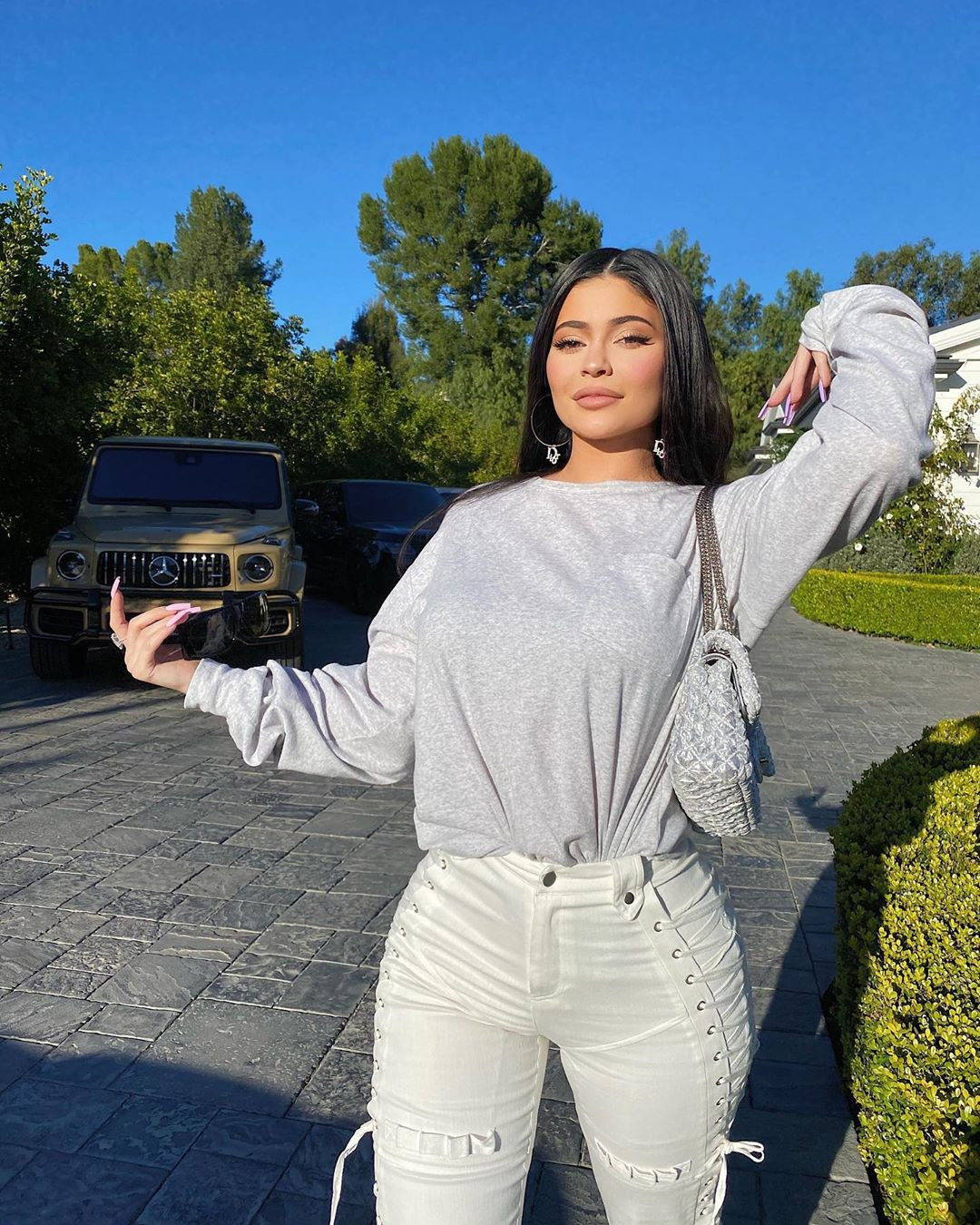 Kylie Jenner chuộng mặc bó sát tôn ba vòng bốc lửa ảnh 8