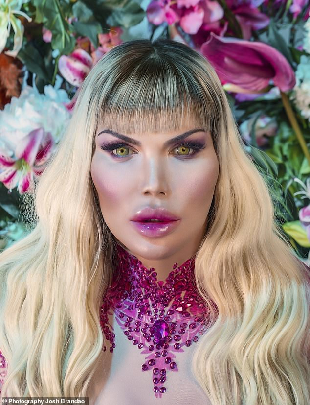 Ngoại hình nữ tính bốc lửa của chàng chuyển giới từng thẩm mỹ hơn 70 lần ảnh 3