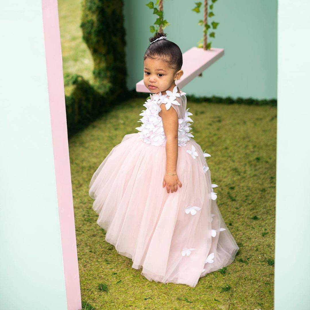 Kylie Jenner diện đầm xẻ ngực sâu quyến rũ như công chúa ảnh 14