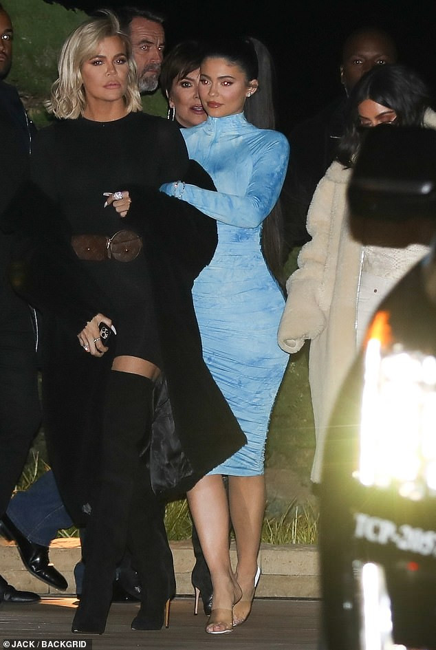 Kylie Jenner chuộng mặc bó sát tôn ba vòng bốc lửa ảnh 4