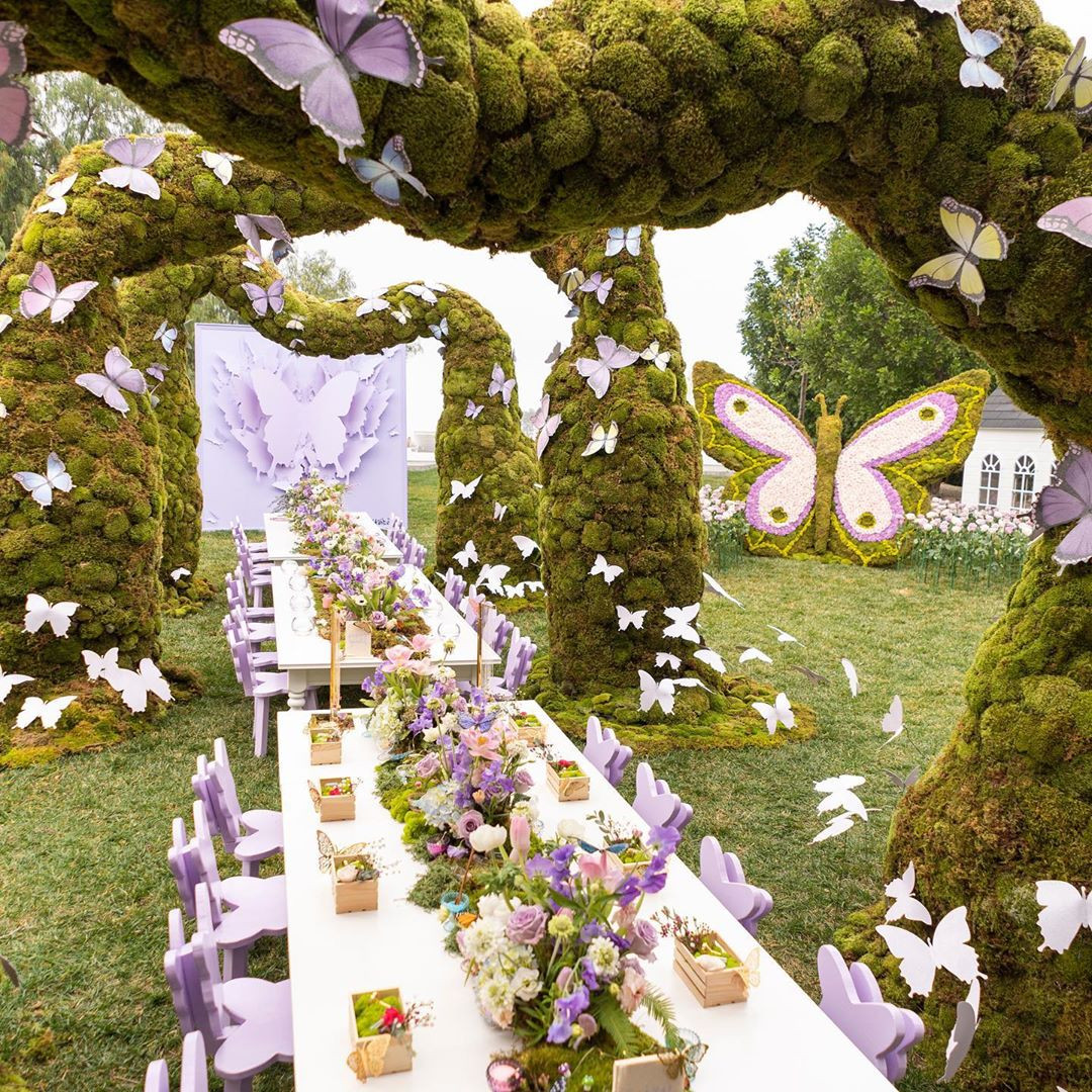 Kylie Jenner diện đầm xẻ ngực sâu quyến rũ như công chúa ảnh 10