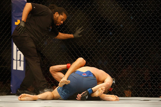 Võ sĩ Mỹ ra đòn ‘siêu dị’ khiến đối thủ cao kều bất tỉnh ngay tại chỗ ảnh 5