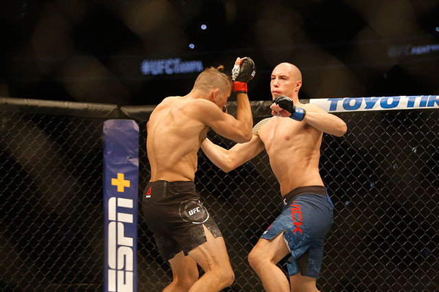 Võ sĩ Mỹ ra đòn ‘siêu dị’ khiến đối thủ cao kều bất tỉnh ngay tại chỗ ảnh 2