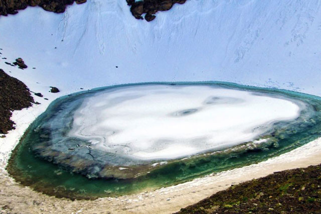 Bí ẩn về hồ nước chứa hàng trăm bộ xương người ảnh 1