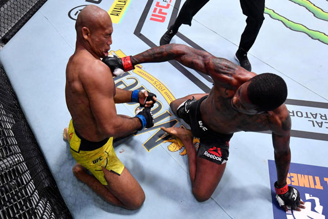 Địa chiến siêu đẳng, võ sĩ Mỹ đấm như ‘giã gạo’ khiến đối thủ ngất lịm ảnh 1