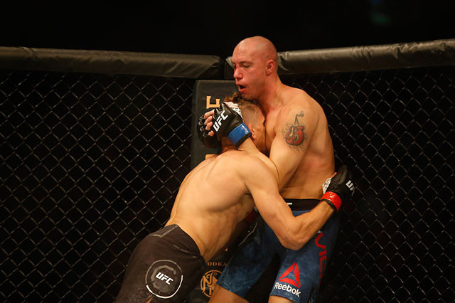 Võ sĩ Mỹ ra đòn ‘siêu dị’ khiến đối thủ cao kều bất tỉnh ngay tại chỗ ảnh 3