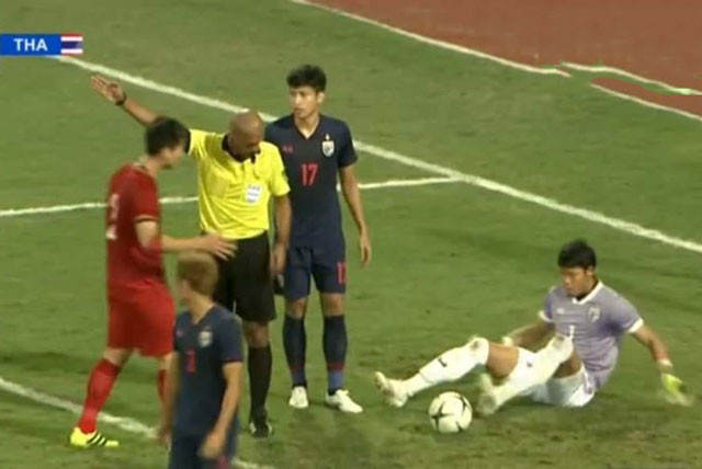 Thổi phạt bất lợi cho Việt Nam, trọng tài Al-Kaf bị CĐV Việt chỉ trích dữ dội ảnh 1