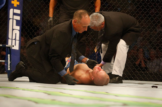 Võ sĩ Mỹ ra đòn ‘siêu dị’ khiến đối thủ cao kều bất tỉnh ngay tại chỗ ảnh 8