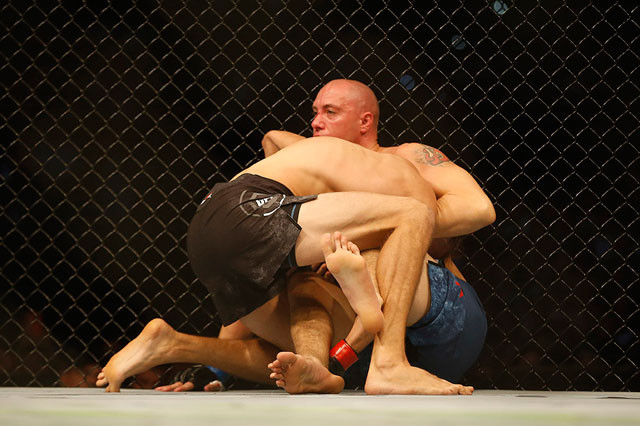 Võ sĩ Mỹ ra đòn ‘siêu dị’ khiến đối thủ cao kều bất tỉnh ngay tại chỗ ảnh 4