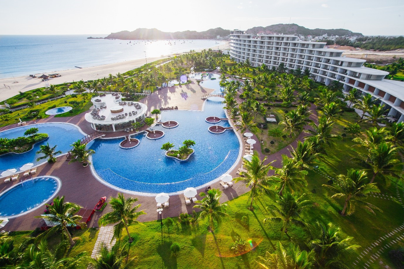 FLC Quy Nhơn được vinh danh 'Khu nghỉ dưỡng được yêu thích nhất năm 2020' ảnh 2