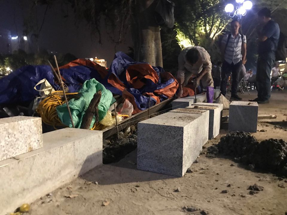 Sau kè bê tông đúc, vỉa hè, đường dạo Hồ Gươm được lát đá tự nhiên ảnh 6