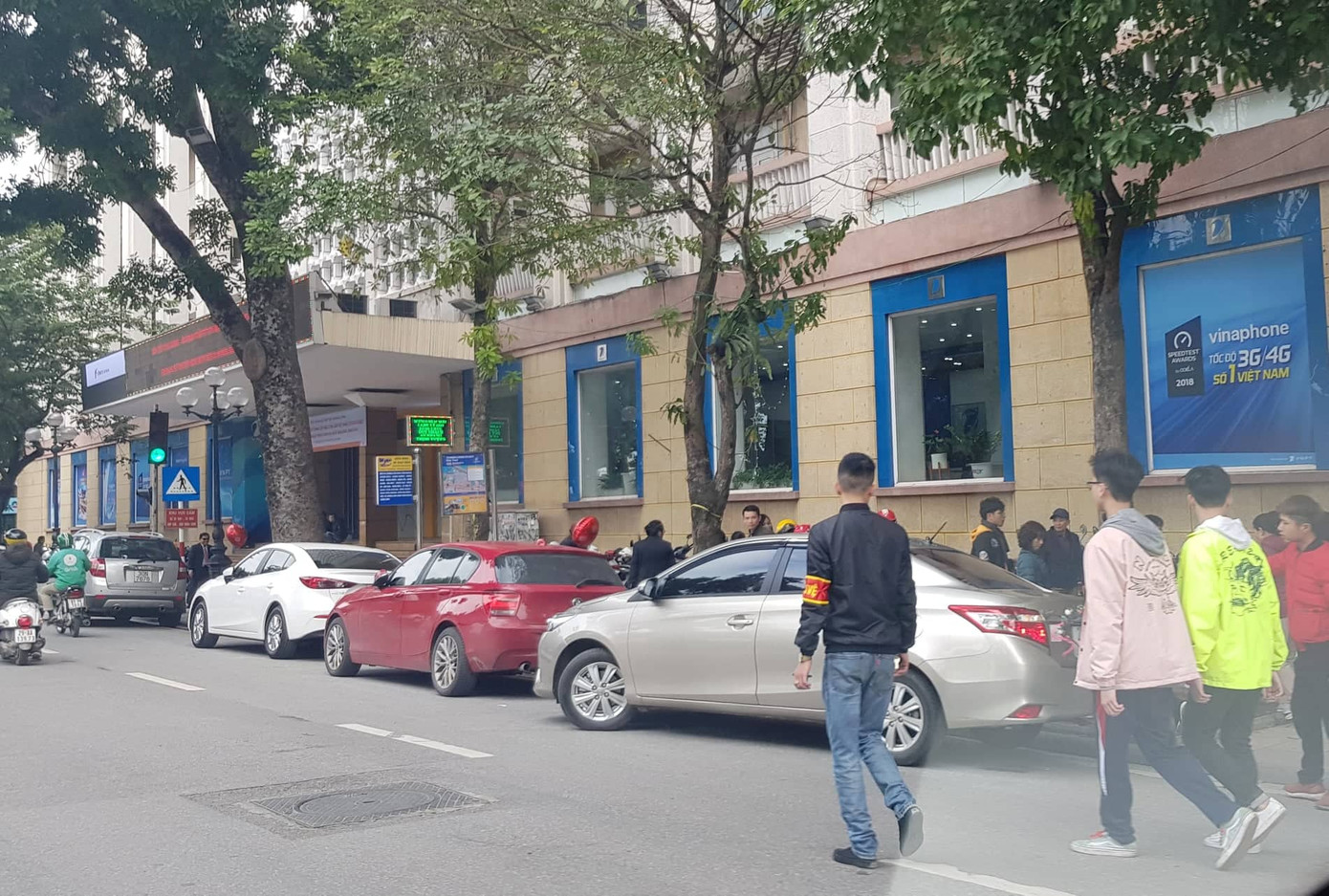 Trông xe tự phát mọc như nấm quanh các điểm di tích Hà Nội ảnh 7