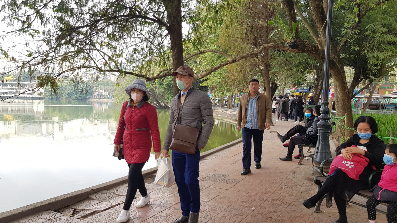 Cận cảnh du khách đến Hà Nội kín mít khẩu trang phòng dịch cúm ảnh 5