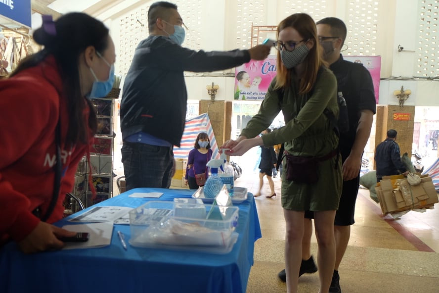 100% khách đeo khẩu trang, rửa tay trước khi vào chợ Đồng Xuân ảnh 5