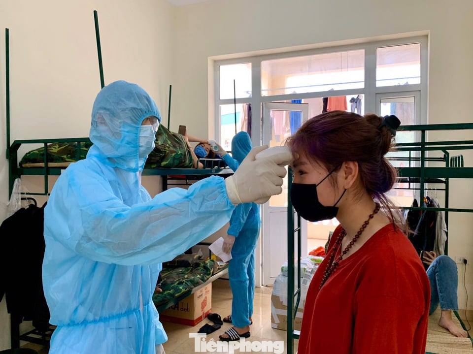 Ngày bận rộn của các bác sĩ sống trong khu cách ly Sơn Tây ảnh 7