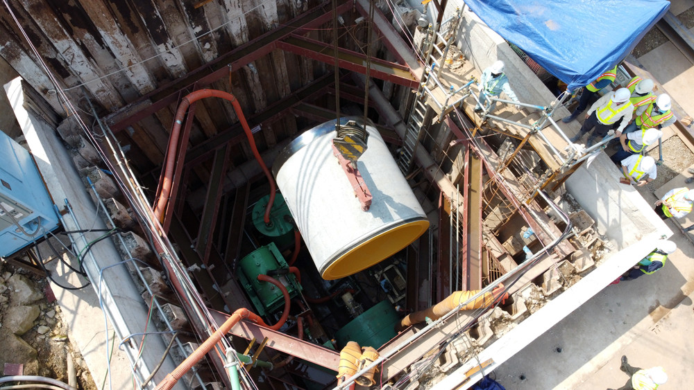 Lắp đặt ống cống khổng lồ dẫn nước sông Tô Lịch vào nhà máy xử lý nước thải ảnh 3