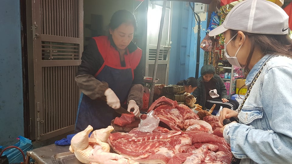 Hà Nội: Giá thịt lợn, thịt gà tăng kỷ lục, người dân chen nhau mua 30 Tết ảnh 5