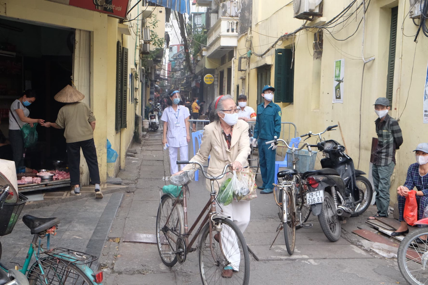 Hà Nội: Lập chốt, kẻ vạch sơn nơi công cộng, siết chặt giãn cách xã hội ảnh 1