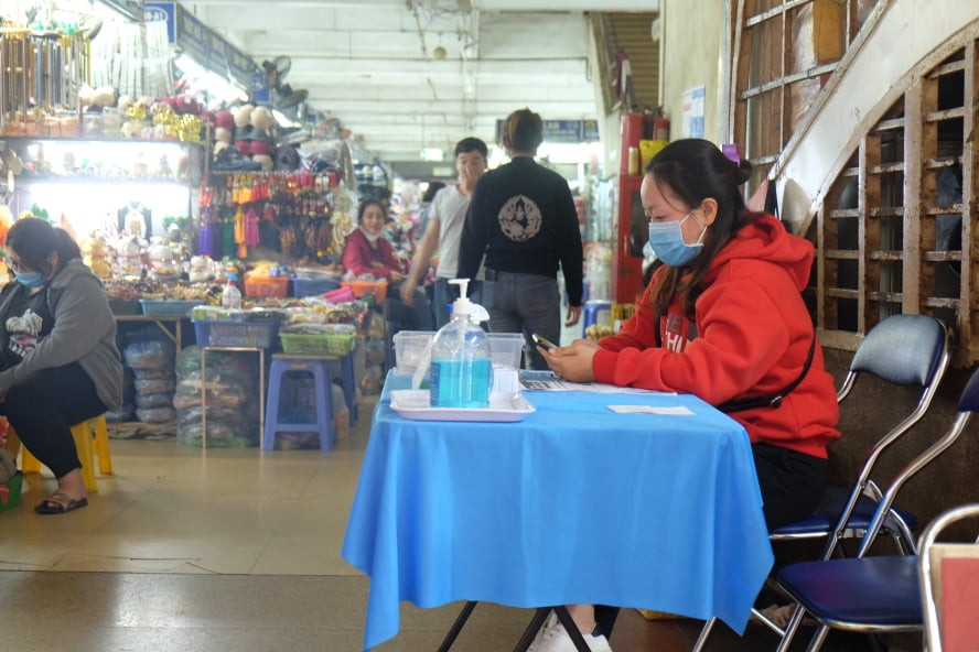 100% khách đeo khẩu trang, rửa tay trước khi vào chợ Đồng Xuân ảnh 4