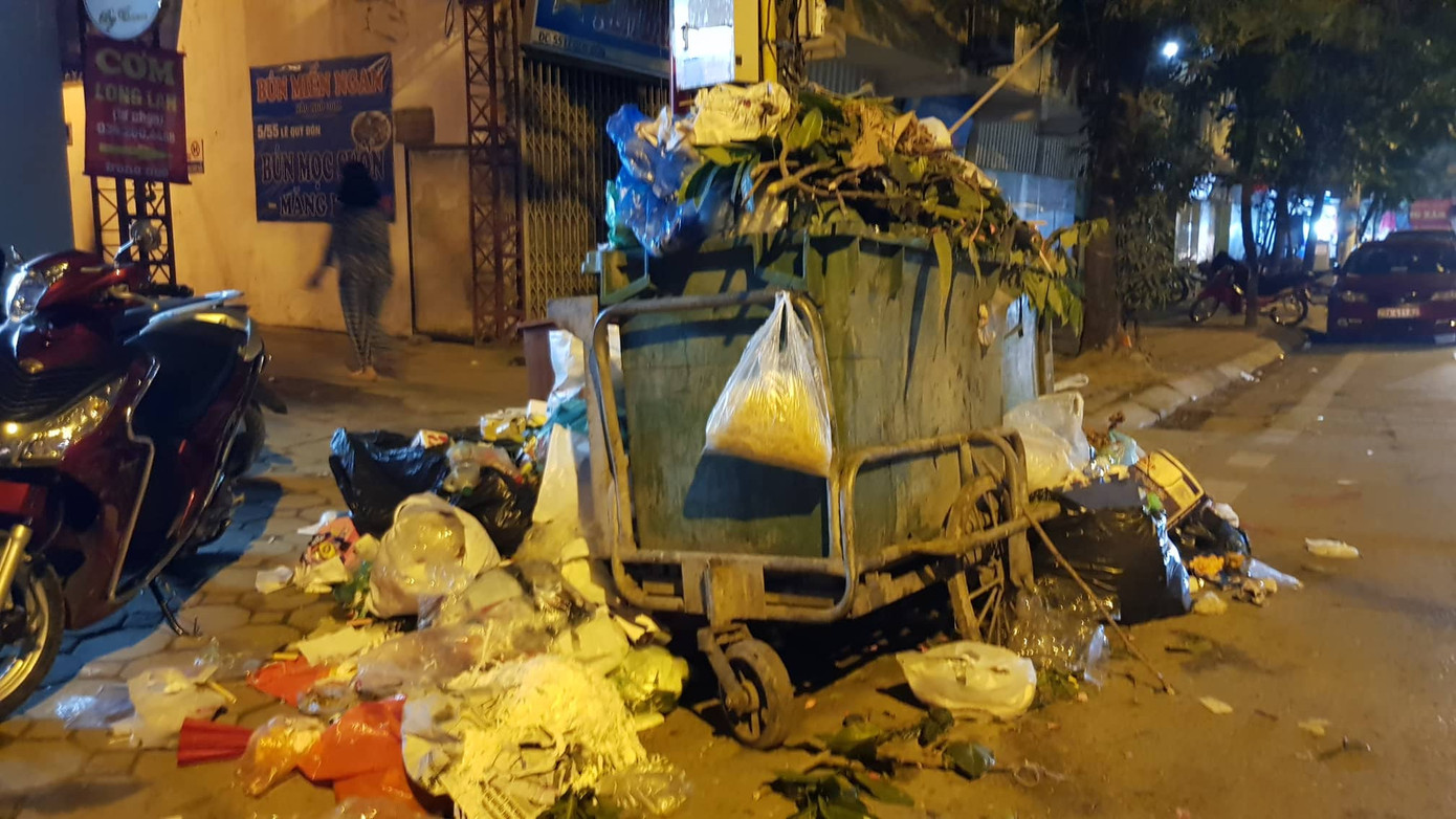 Hà Nội: Rác tăng đột biến 30 Tết, công nhân căng mình dọn rác ảnh 4