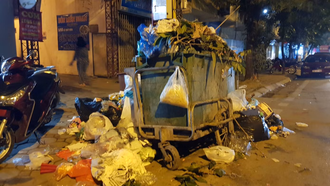 Hà Nội: Rác tăng đột biến 30 Tết, công nhân căng mình dọn rác ảnh 4