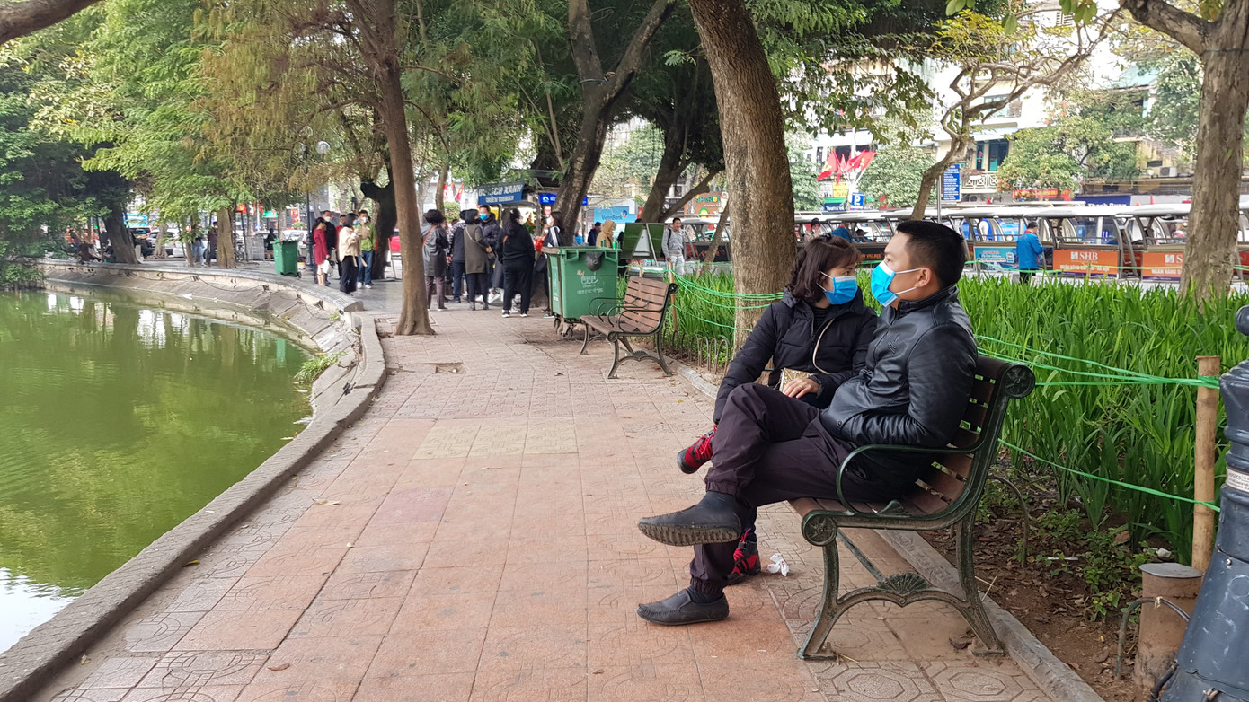 Cận cảnh du khách đến Hà Nội kín mít khẩu trang phòng dịch cúm ảnh 10