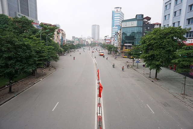 Đường phố vắng bóng người, vì sao không khí Hà Nội vẫn ở mức 'xấu'? ảnh 1