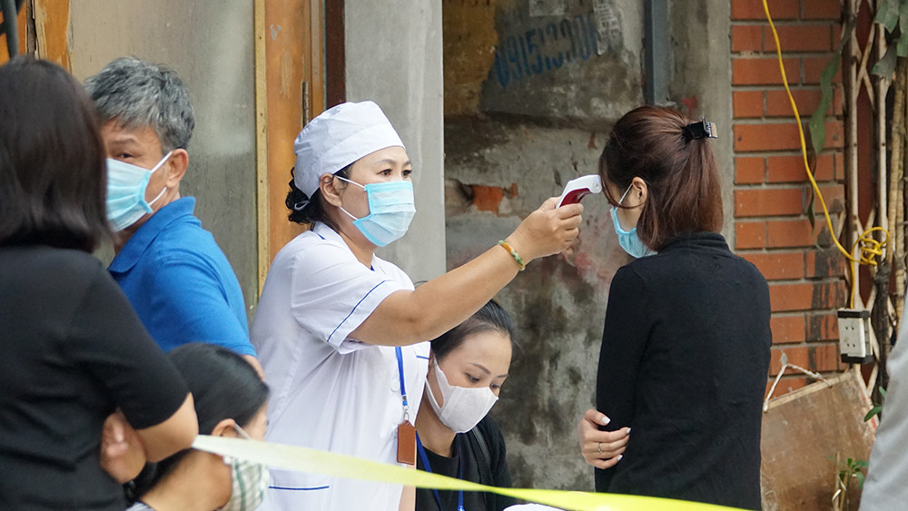 Cung cấp thực phẩm tới từng hộ dân khu cách ly phố Trúc Bạch ảnh 10