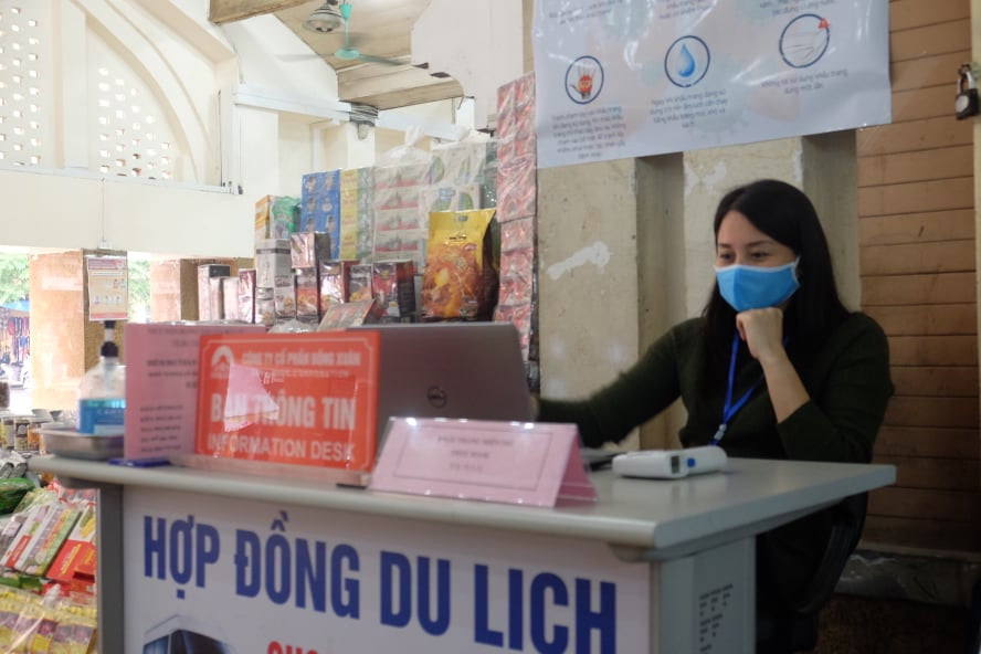 100% khách đeo khẩu trang, rửa tay trước khi vào chợ Đồng Xuân ảnh 3