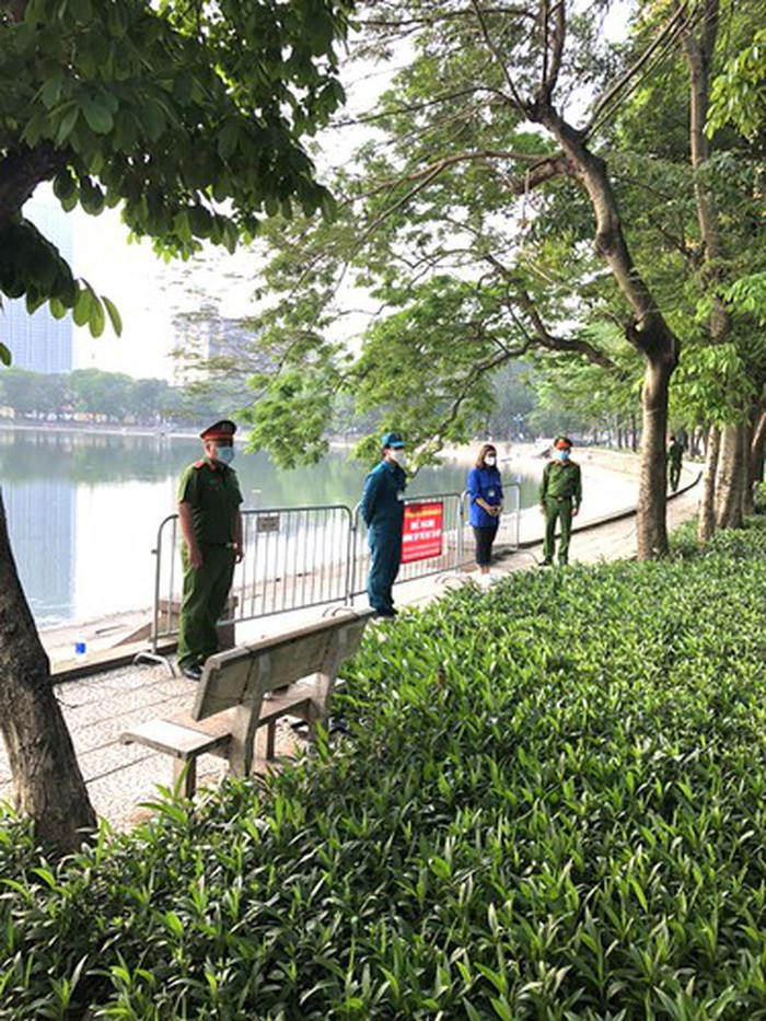 Hà Nội: Lập chốt, kẻ vạch sơn nơi công cộng, siết chặt giãn cách xã hội ảnh 16