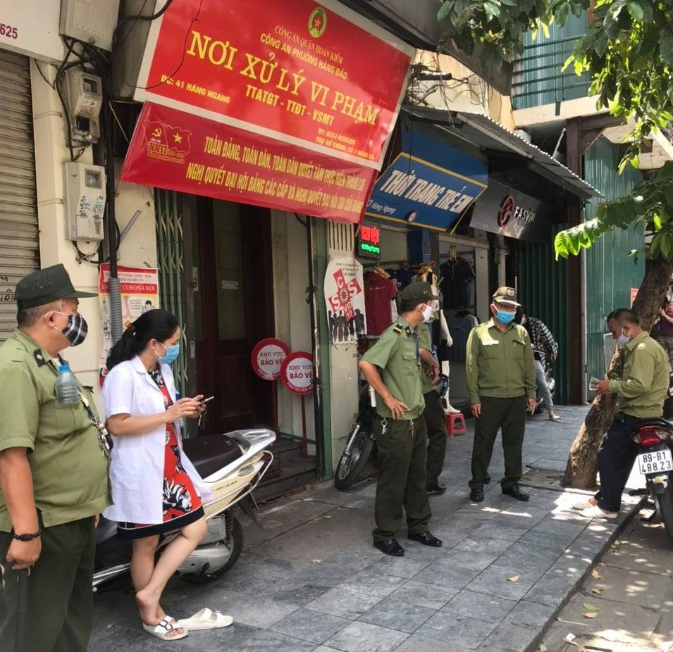 Hà Nội: Gần 30 trường hợp bị xử phạt vì không đeo khẩu trang ảnh 1