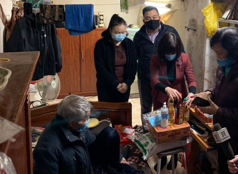 Người dân nghẹn ngào khi nhận mỳ, gạo hỗ trợ ảnh 4