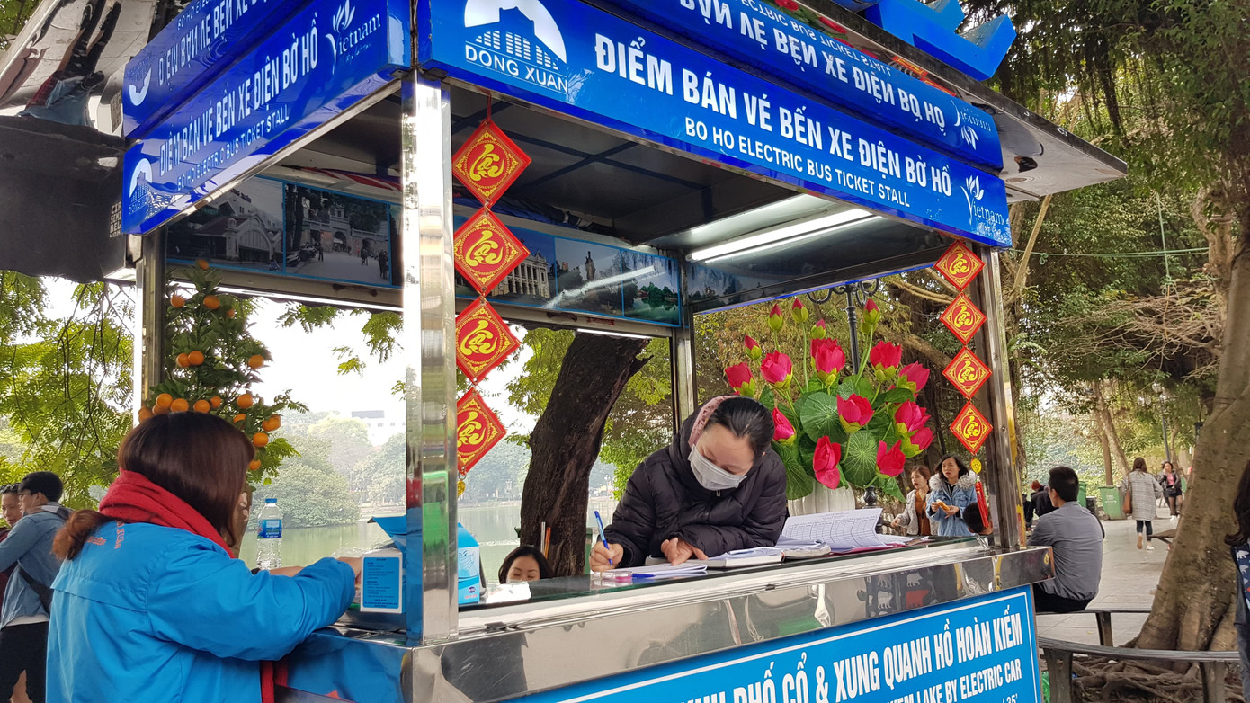 Cận cảnh du khách đến Hà Nội kín mít khẩu trang phòng dịch cúm ảnh 4