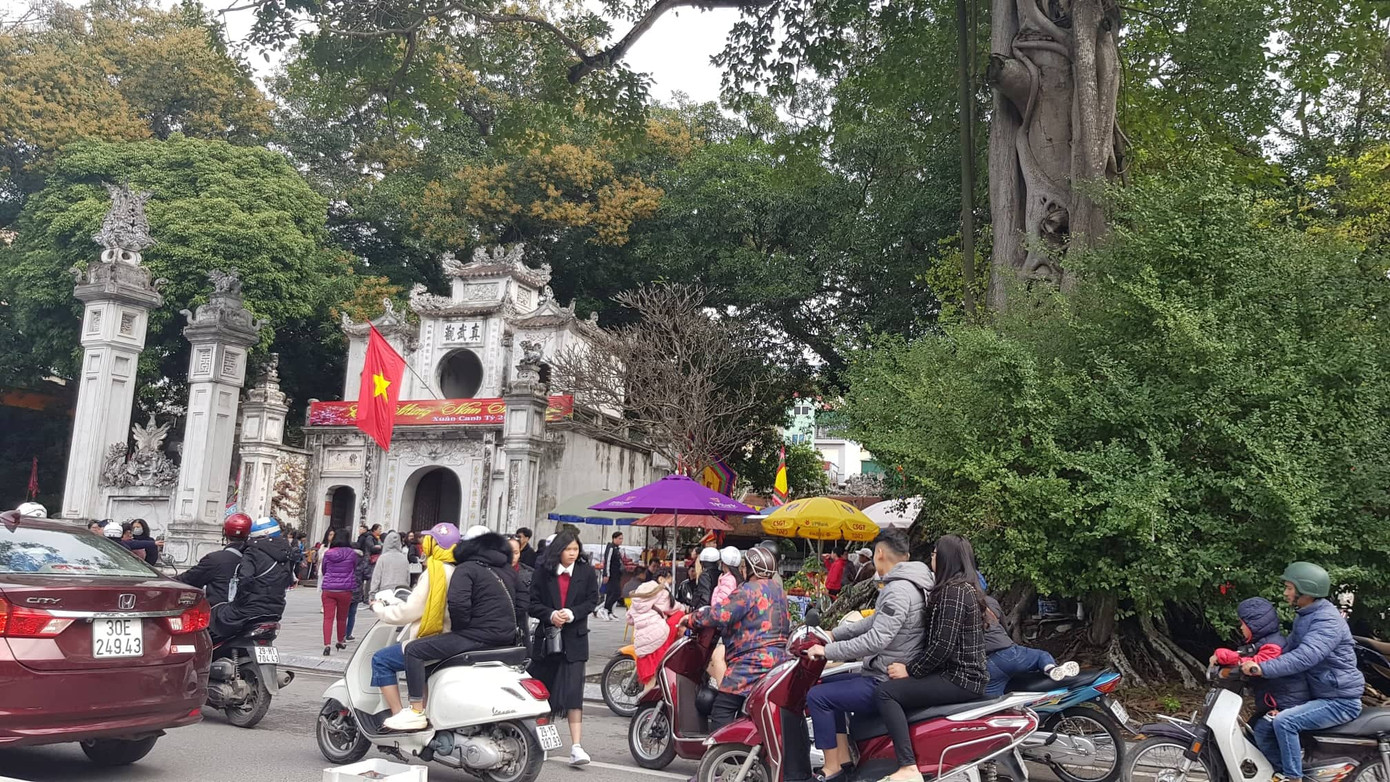 Trông xe tự phát mọc như nấm quanh các điểm di tích Hà Nội ảnh 11