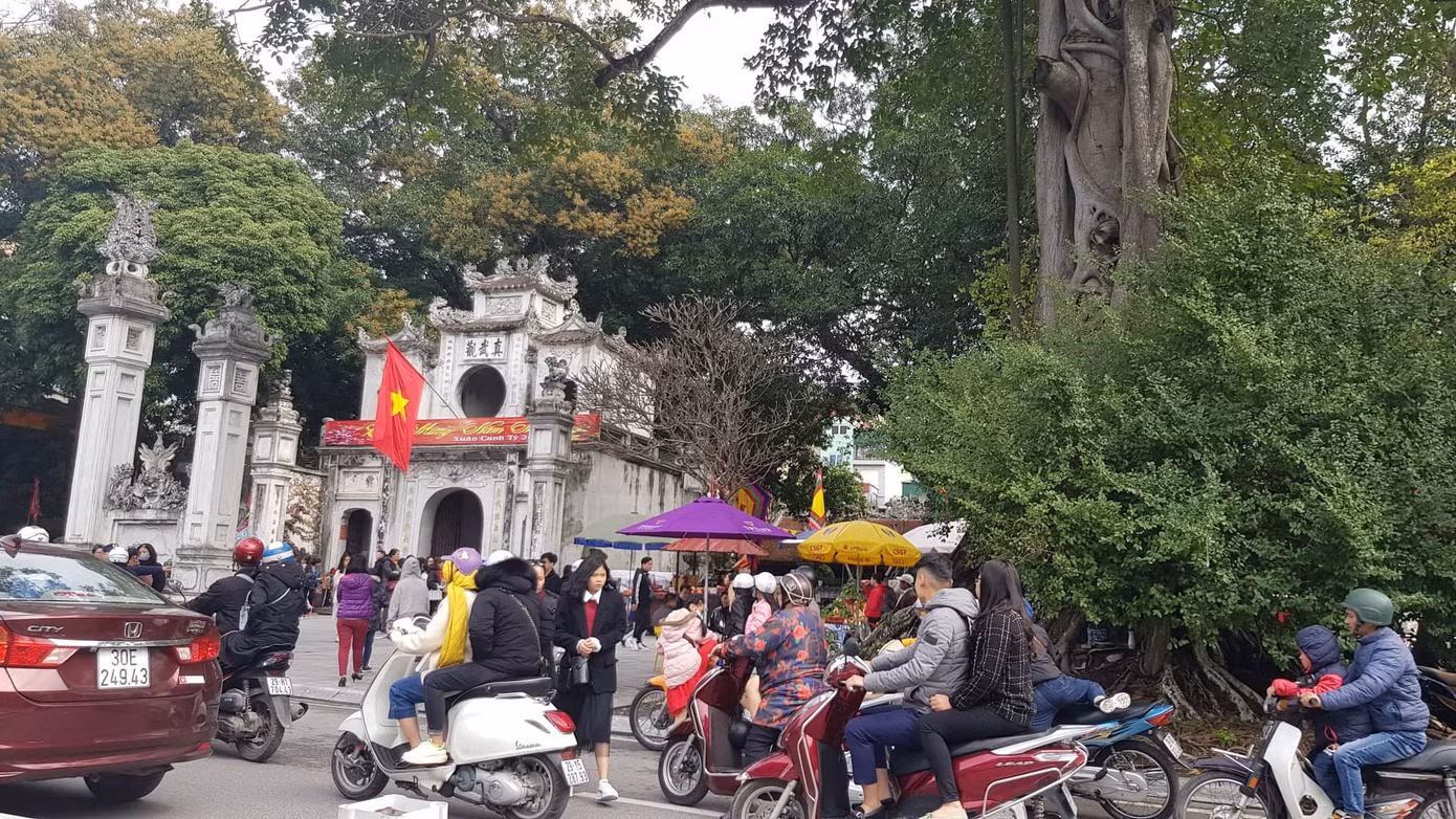 Trông xe tự phát mọc như nấm quanh các điểm di tích Hà Nội ảnh 11