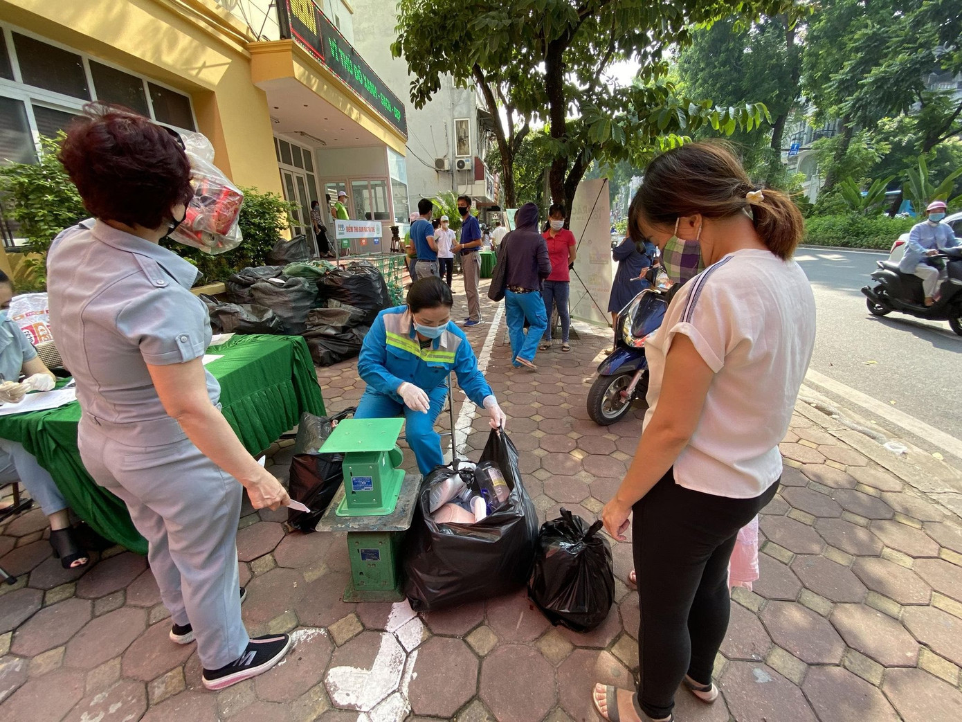 Đồng loạt triển khai đổi rác lấy quà tại 4 quận nội thành ảnh 1