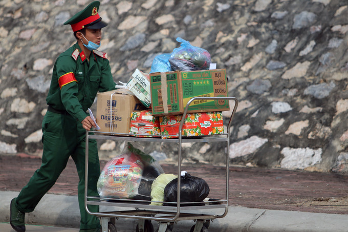 Ngày bận rộn của các bác sĩ sống trong khu cách ly Sơn Tây ảnh 3