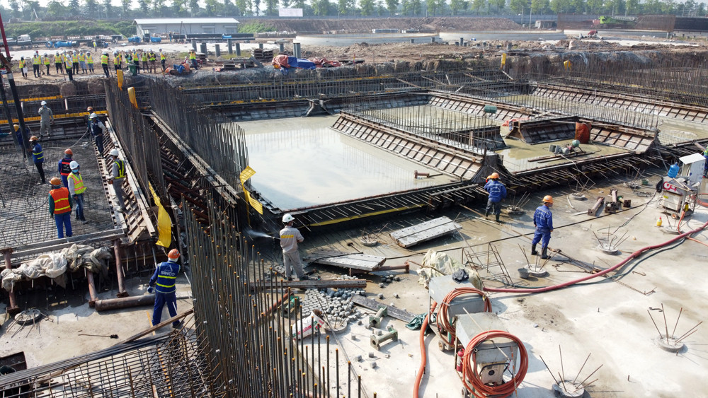 Lắp đặt ống cống khổng lồ dẫn nước sông Tô Lịch vào nhà máy xử lý nước thải ảnh 10