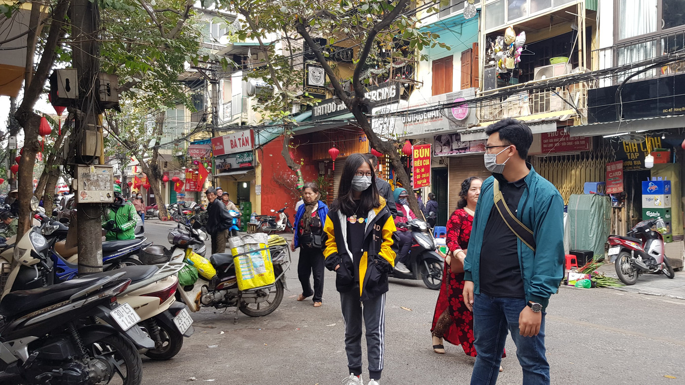 Cận cảnh du khách đến Hà Nội kín mít khẩu trang phòng dịch cúm ảnh 6