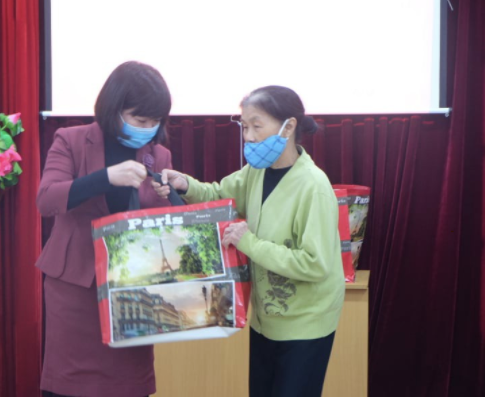 Người dân nghẹn ngào khi nhận mỳ, gạo hỗ trợ ảnh 1