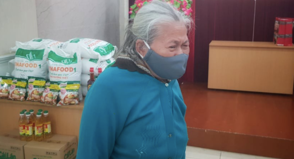Người dân nghẹn ngào khi nhận mỳ, gạo hỗ trợ ảnh 3