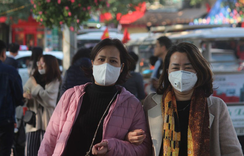 Cận cảnh du khách đến Hà Nội kín mít khẩu trang phòng dịch cúm ảnh 8