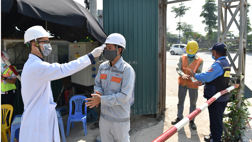 Lắp đặt ống cống khổng lồ dẫn nước sông Tô Lịch vào nhà máy xử lý nước thải ảnh 9