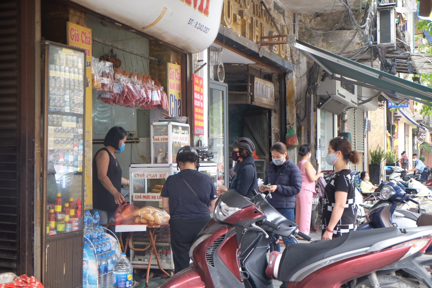 Hà Nội: Lập chốt, kẻ vạch sơn nơi công cộng, siết chặt giãn cách xã hội ảnh 2