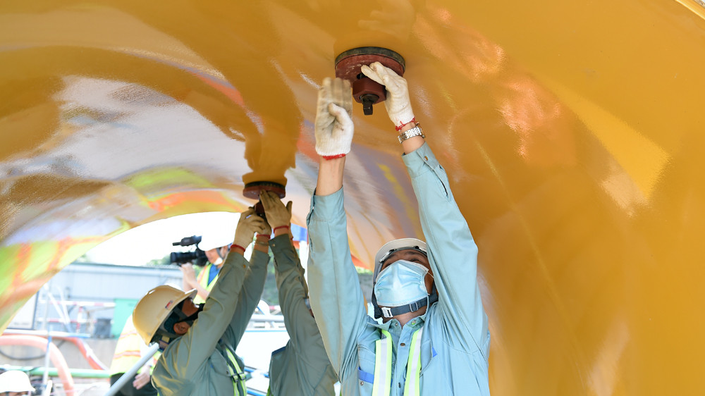 Lắp đặt ống cống khổng lồ dẫn nước sông Tô Lịch vào nhà máy xử lý nước thải ảnh 2