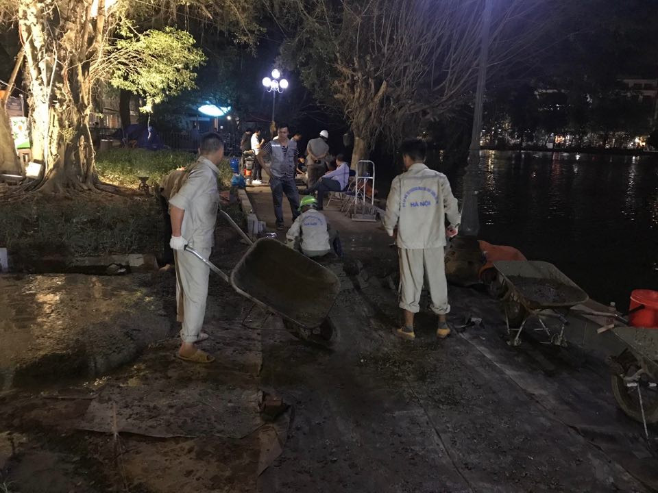 Sau kè bê tông đúc, vỉa hè, đường dạo Hồ Gươm được lát đá tự nhiên ảnh 5