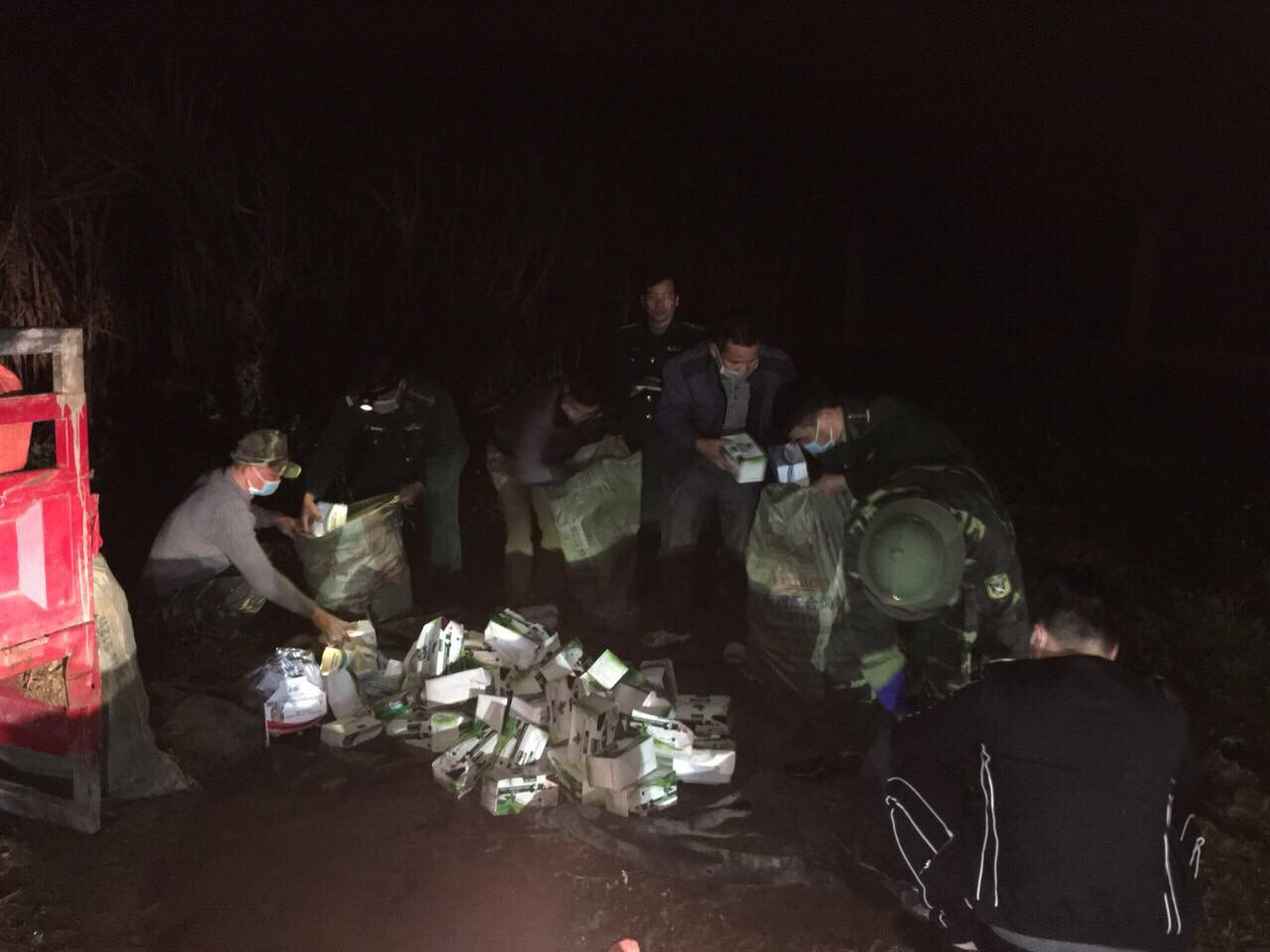 Tài xế bỏ lại xe chở hơn 2 vạn khẩu trang chạy bộ thoát thân ảnh 1