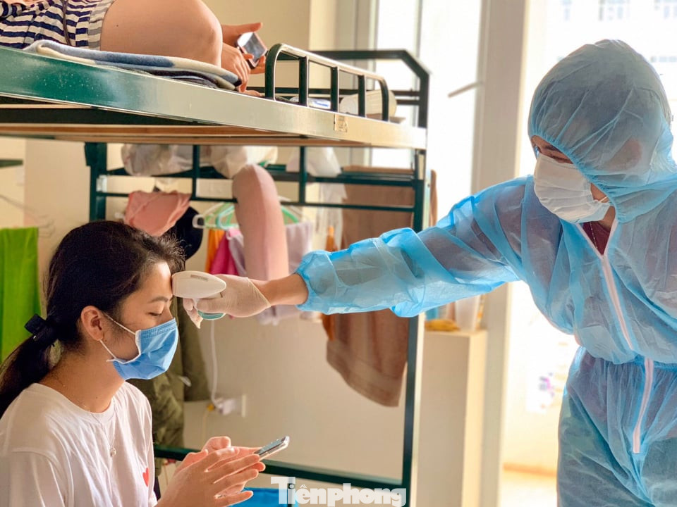 Ngày bận rộn của các bác sĩ sống trong khu cách ly Sơn Tây ảnh 5