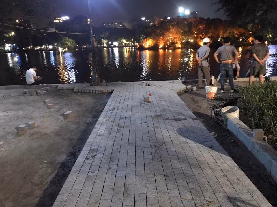Sau kè bê tông đúc, vỉa hè, đường dạo Hồ Gươm được lát đá tự nhiên ảnh 3