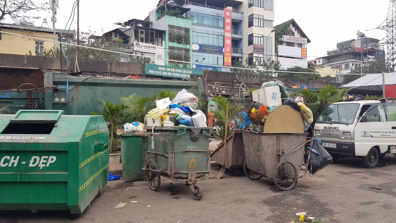 Hà Nội: Rác tăng đột biến 30 Tết, công nhân căng mình dọn rác ảnh 3